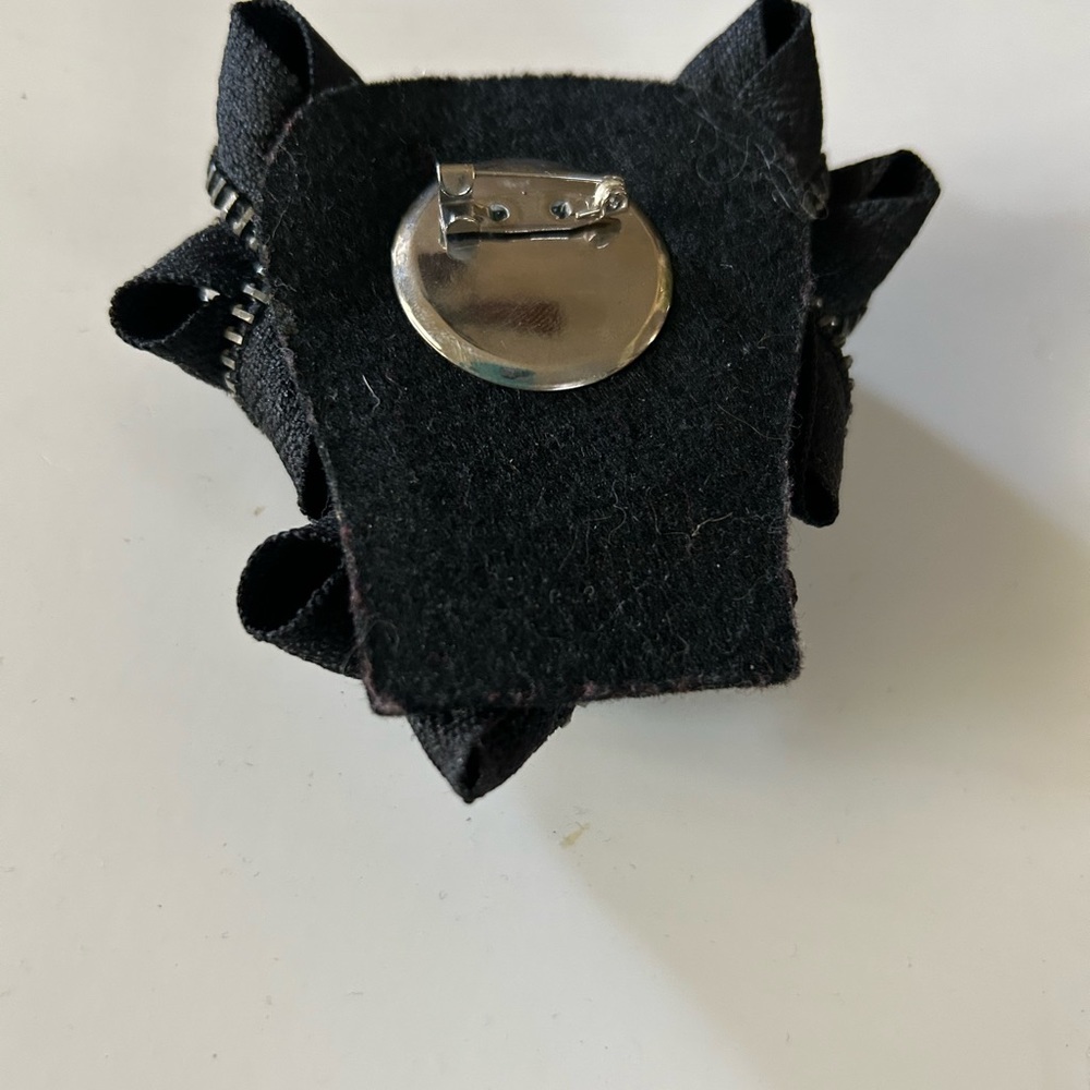 Goth Zipper Roses Brooch - Picture 6 of 7